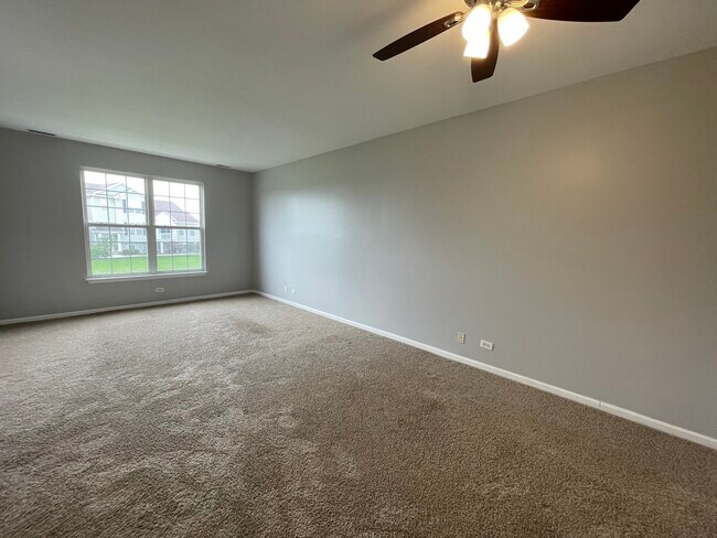 Building Photo - 1624 Fieldstone Dr N