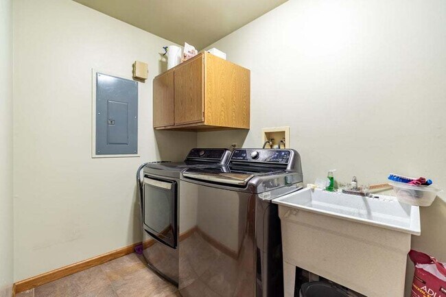 Building Photo - 9885 Belmont Ct