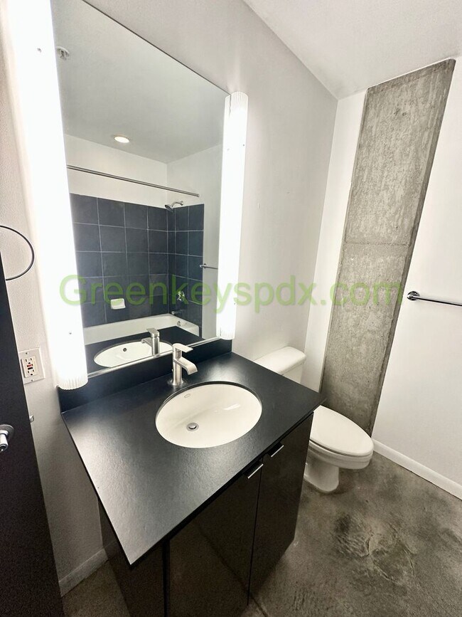 Building Photo - Studio Condo Available in the Pearl's Stre...