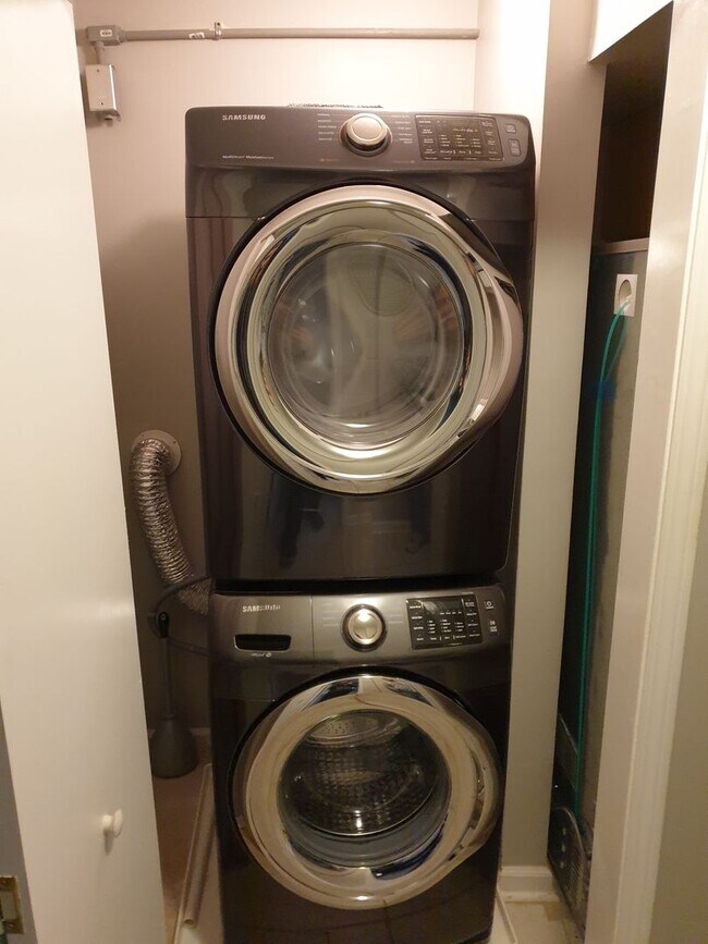 Building Photo - Calling all dog lovers! 1 Bedroom Condo in...