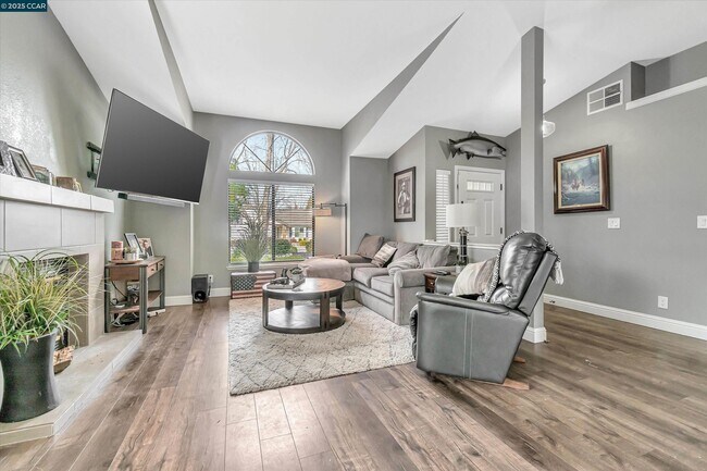 Building Photo - 1060 St Andrews Dr