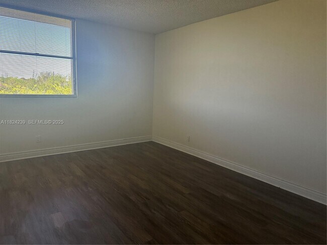 Building Photo - 2771 Riverside Dr