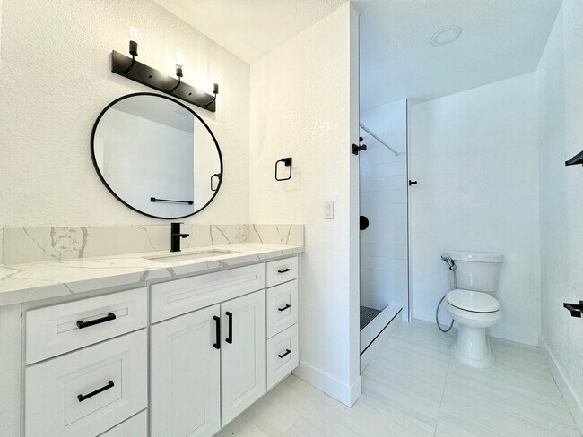 Building Photo - Beautifully Updated 4B/2.5BA House with Solar and A/C!