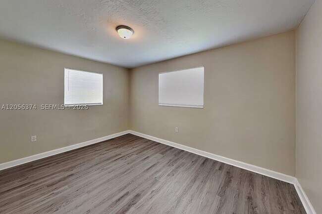 Building Photo - 2401 Jamaica Dr