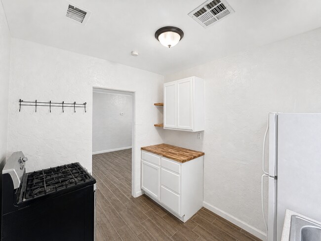 Building Photo - 5915 W Palmaire Ave