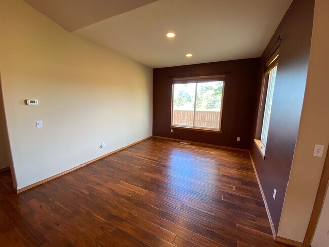 Building Photo - Large 3 Bed Home with Office, Fenced Yard,...