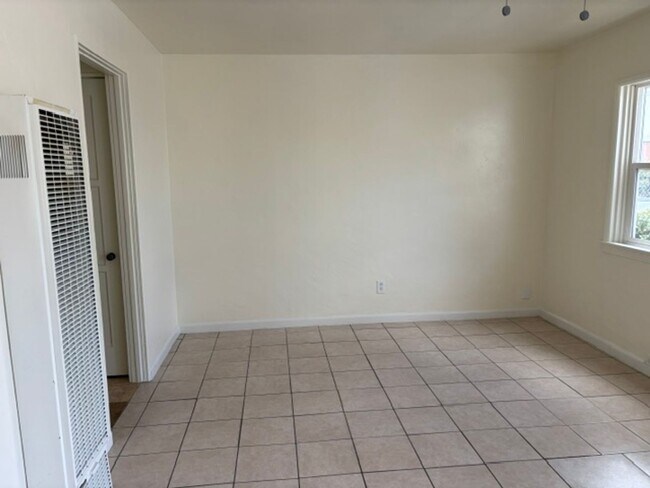 Building Photo - 918 W Hays St