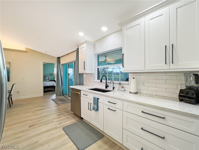 Building Photo - 1325 NE 5th Pl