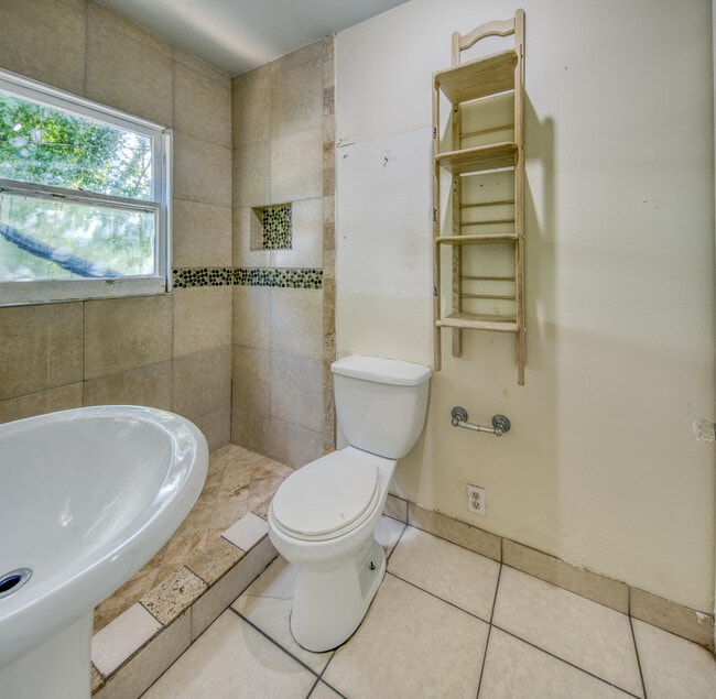 Building Photo - 505 S J St