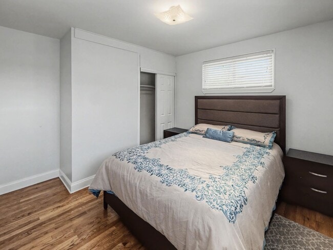 Building Photo - Furnished 4BD 2BA Home with Two kitchens, Basement, and Garage!