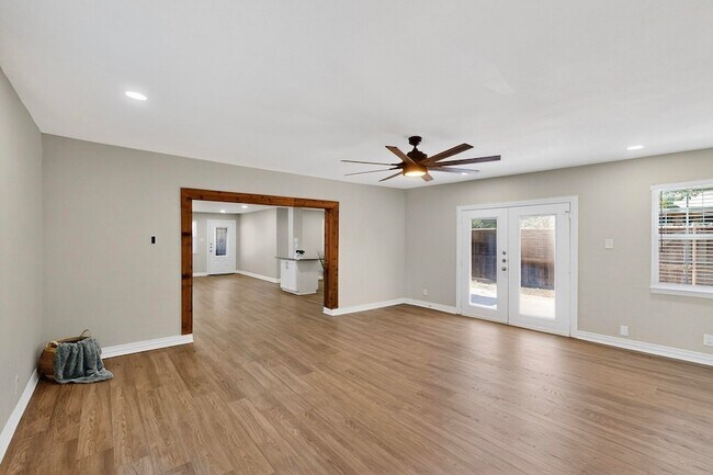 Building Photo - 2949 Hollandale Ln