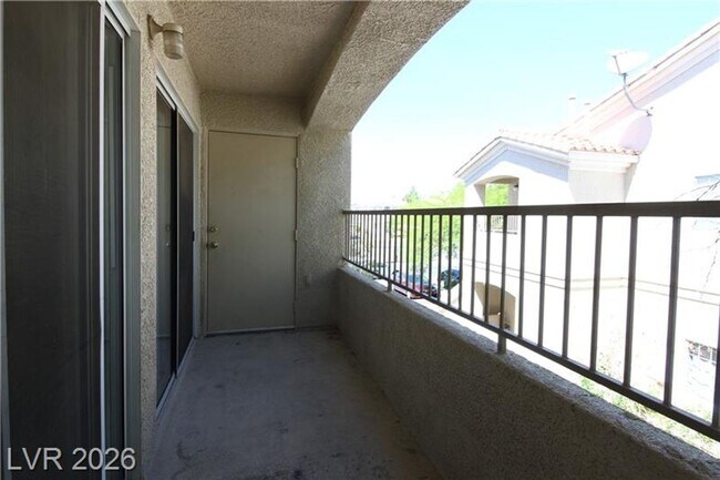 Building Photo - 2 Bedroom Condo w/ 1 CAR GARAGE