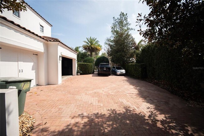 Building Photo - 719 Eastlawn Dr