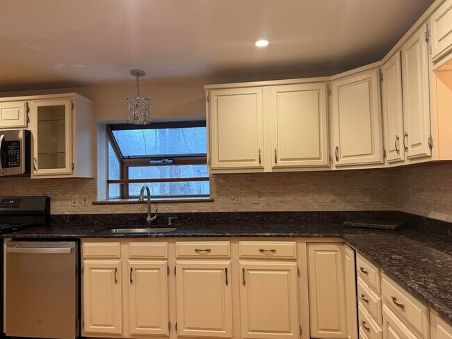 Building Photo - 17 Bayberry Dr