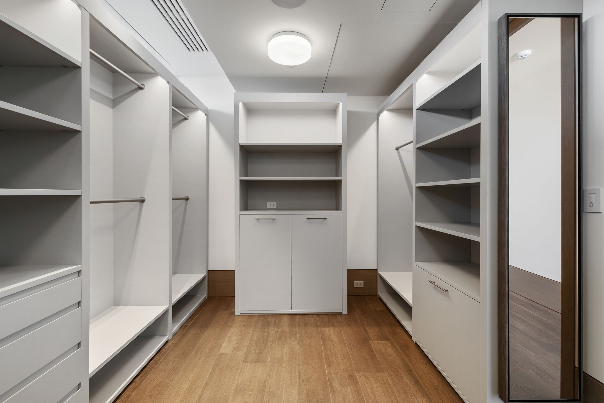 Building Photo - 716 The Strand