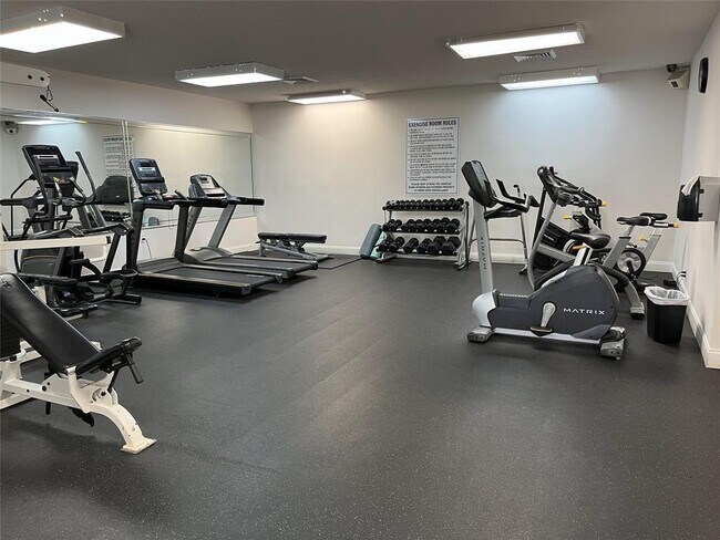 Building Photo - 115 Gardens Dr