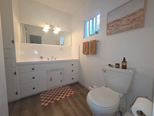 Building Photo - Mid-town Ventura 3 Bedroom 2 bath single level home