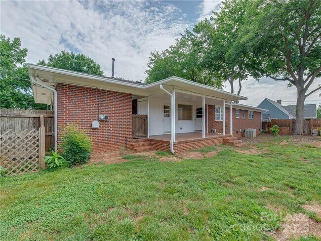 Building Photo - 1422 Holmes Dr