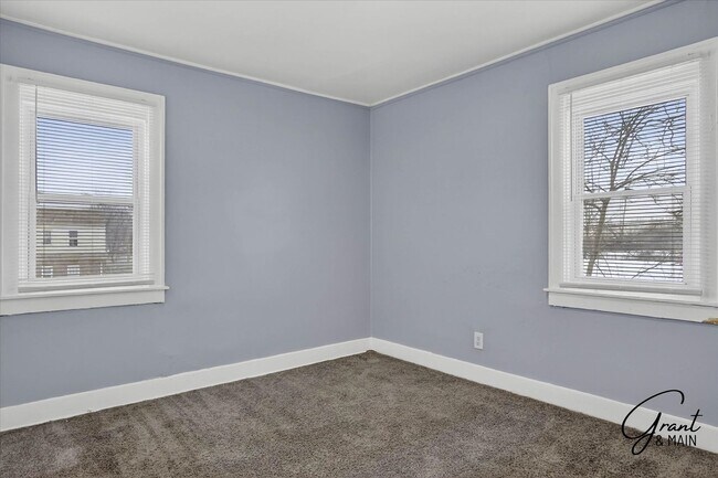 Building Photo - $1,420 - West Side 3 bedroom