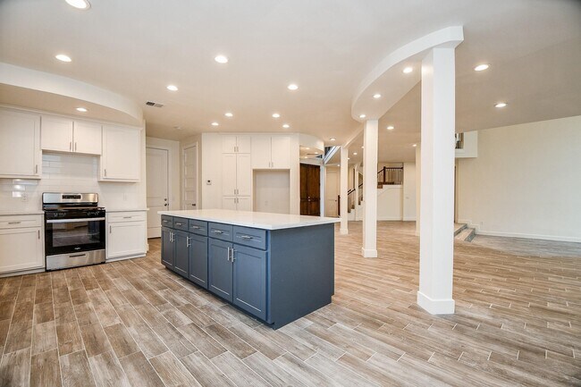 Building Photo - 8115 Fondren Lake Dr