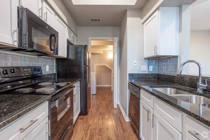2BR, 2.5BA - 1297SF - MAA Park Mesa