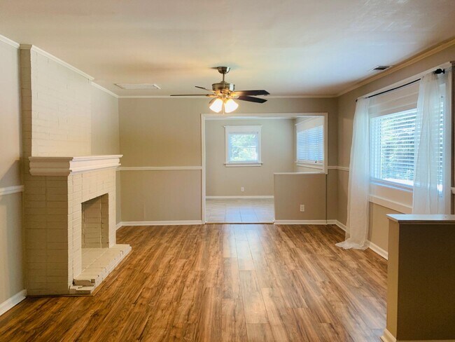 Building Photo - Wow! Grant Park Location! 3 bed, 2 bath, h...