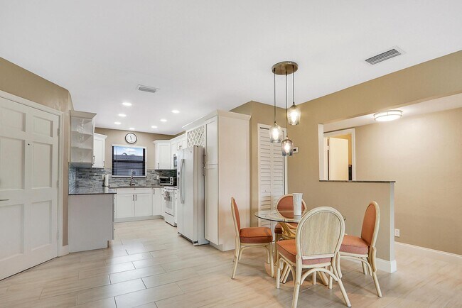 Building Photo - 755 Saturn St