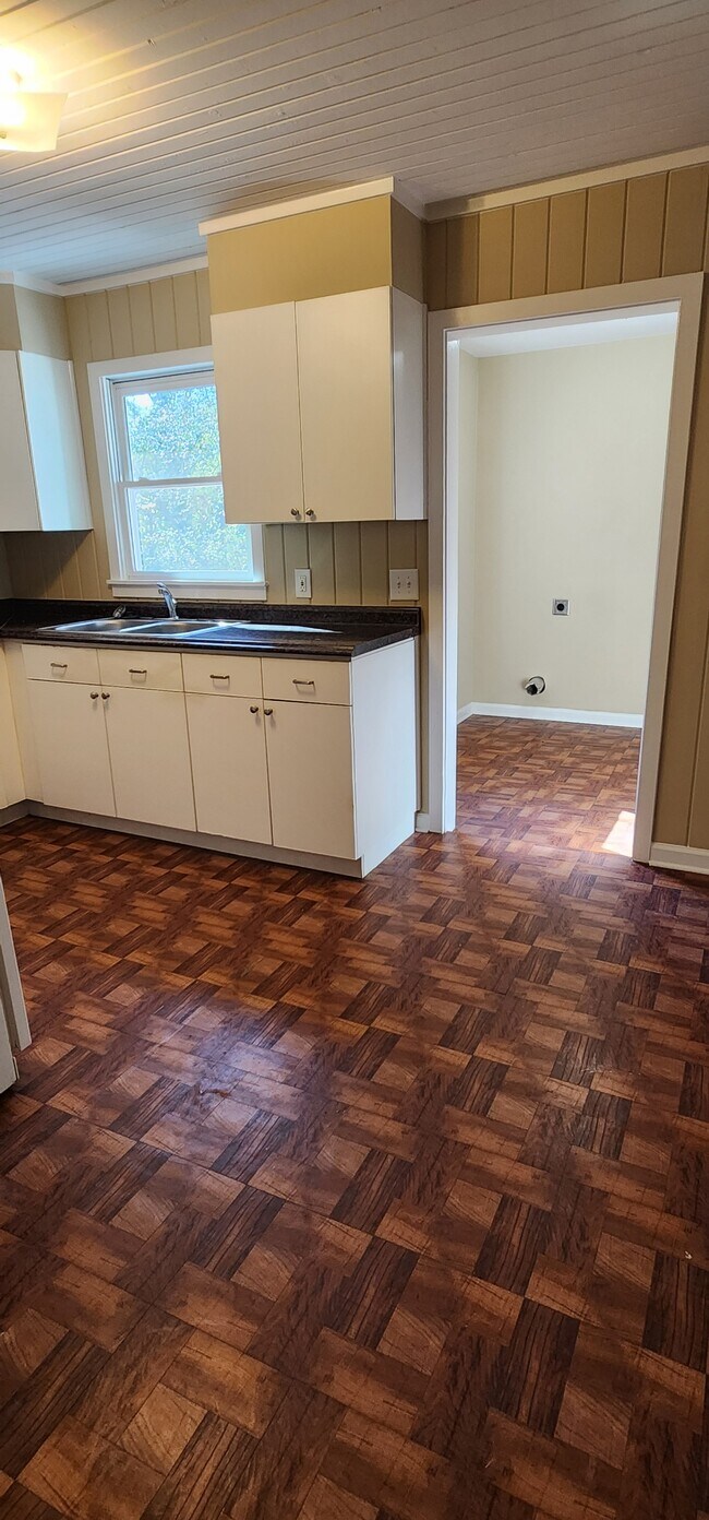Kitchen with lots of cabinets - 3795 Mason Dr