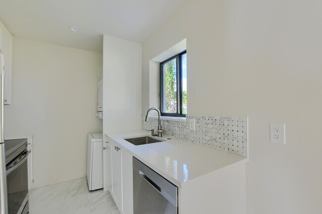 Building Photo - 2503 Oceanview Ave