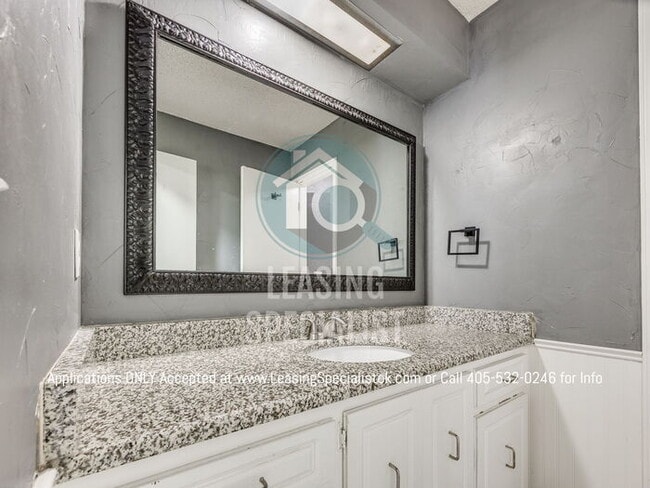 Building Photo - Warr Acres 3 Bed 2 Bath Home with a Pool!!