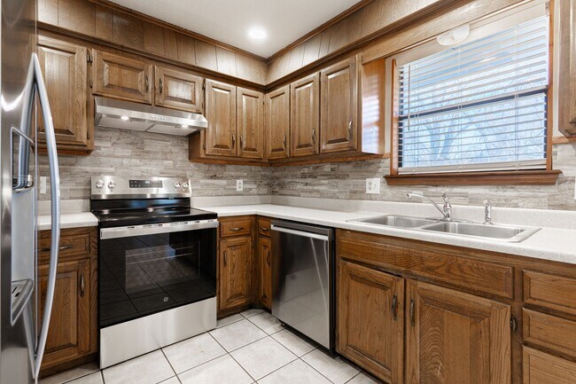Building Photo - 5013 S Lions Ave
