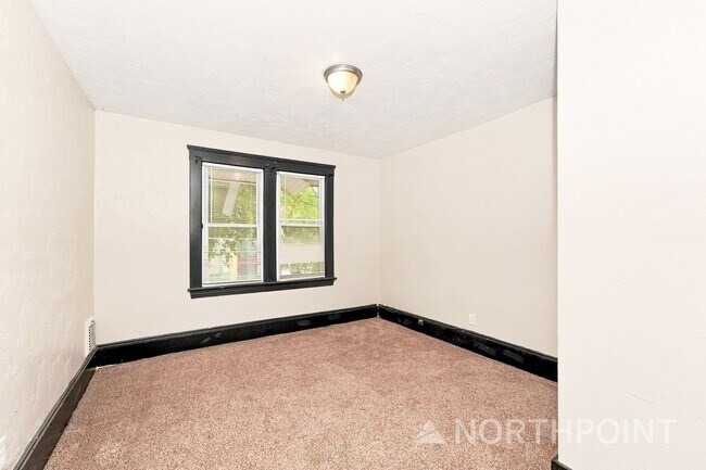 Building Photo - 10911 Hathaway Ave