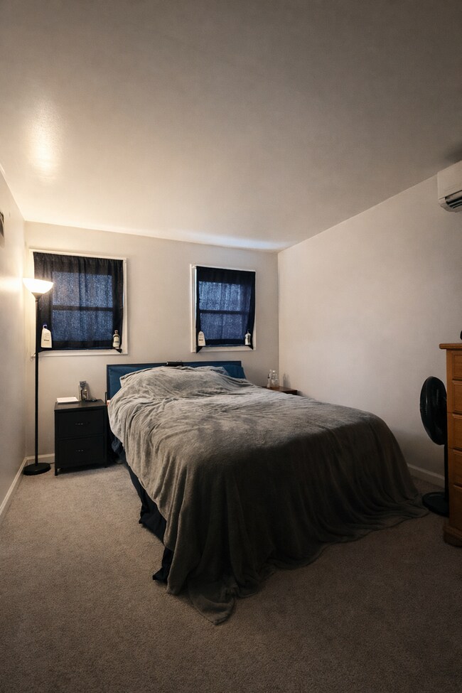 Building Photo - 3 Bedroom 1.5 Bath - Community Pool