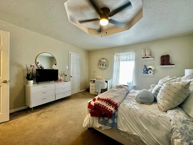 Building Photo - Spacious 4/2 Walking Distance to Campus & ...