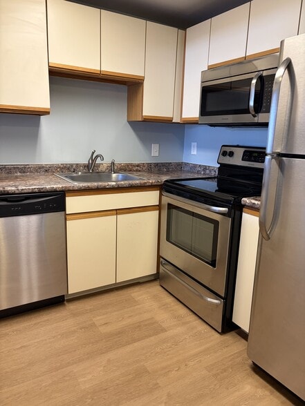 Galley Kitchen - 100 Ledgewood Dr