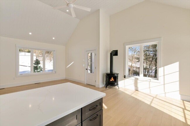 Building Photo - 639 E Broadway