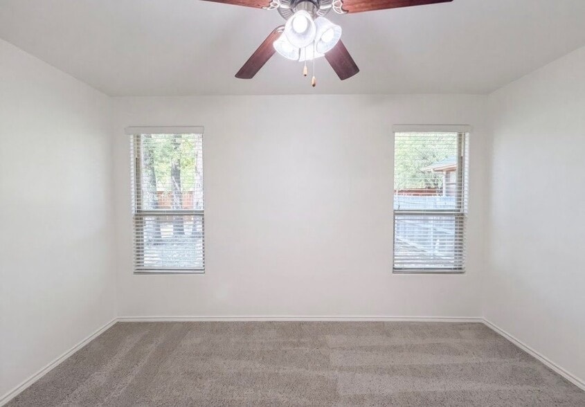 Building Photo - 1108 Edgewater Dr