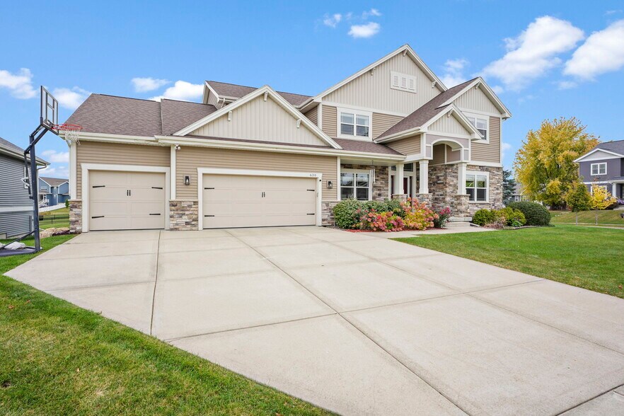 3 car garage - 630 Big Stone Trl