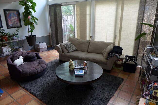 Building Photo - 1304 Mariposa Dr