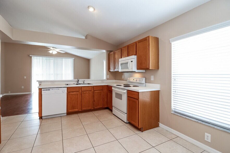 Building Photo - 30800 Birdhouse Dr