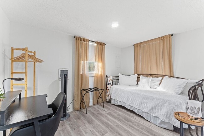 Building Photo - Stylish/Fully Furnished  2-Bedroom Retreat Near Campus & Downtown Columbia