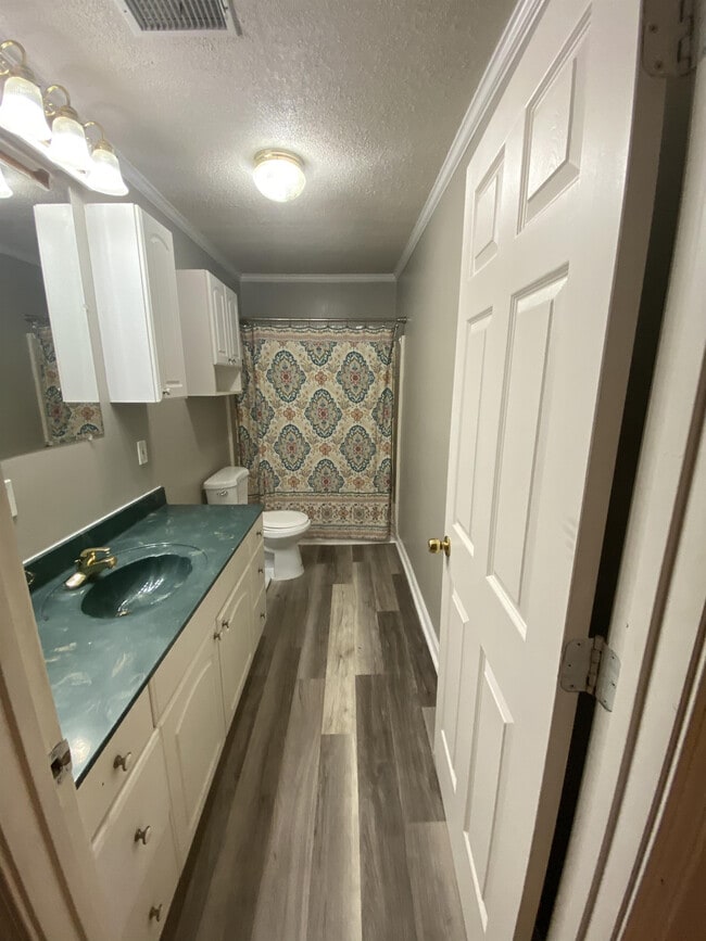 Building Photo - 402 Scott St