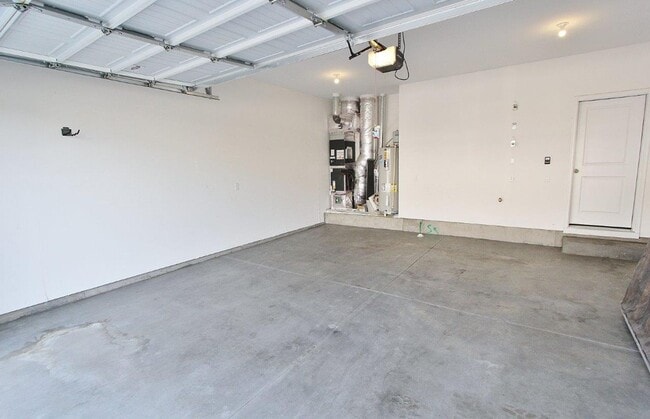 Building Photo - Modern townhouse in a Cozy Community. 50% ...