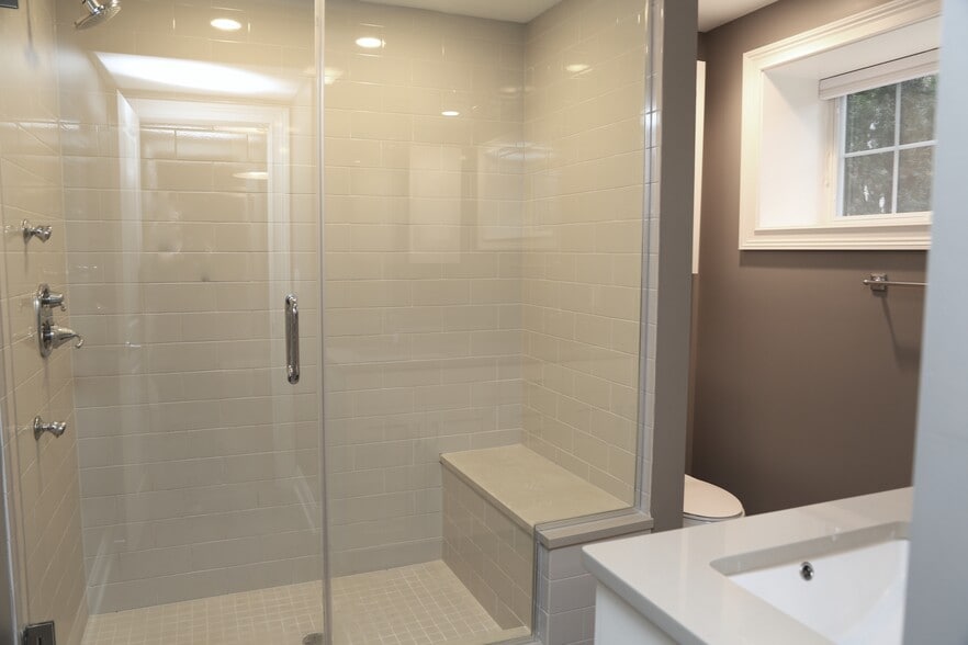 Building Photo - 2305 W Waveland Ave