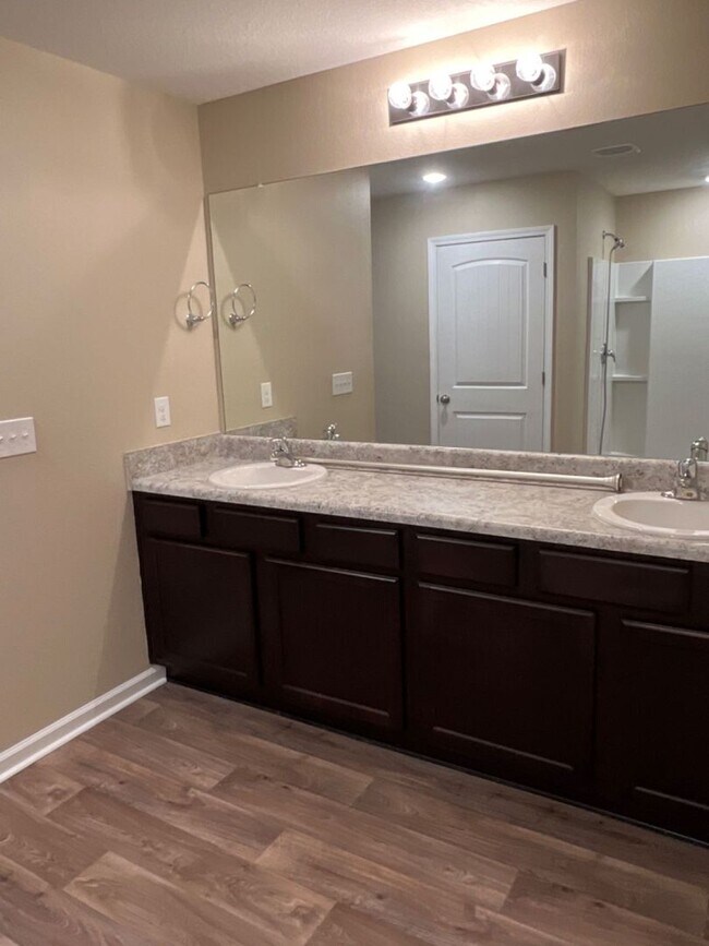 Building Photo - Spacious Modern Home in a Quiet Community!