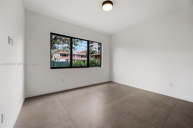 Building Photo - 3370 Thomas Ave