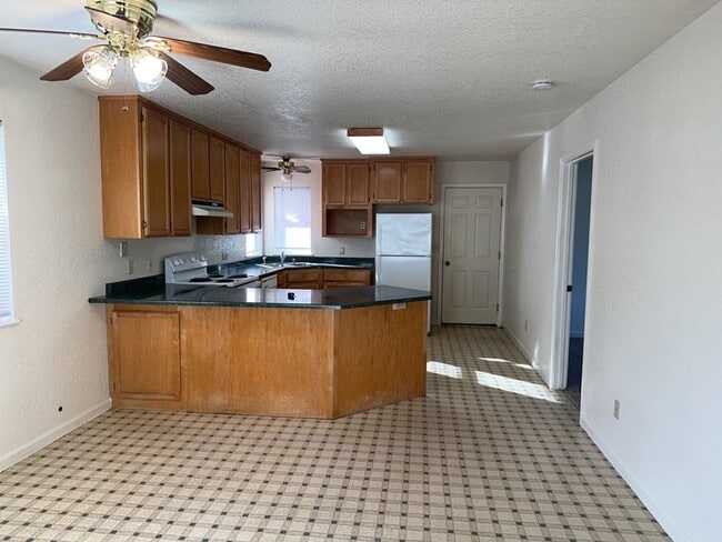 Building Photo - 3 Bedroom 2 Bath Home Located in the Cutten/Ridgewood Area