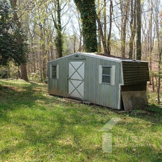 Building Photo - 136 Forest Hills Dr