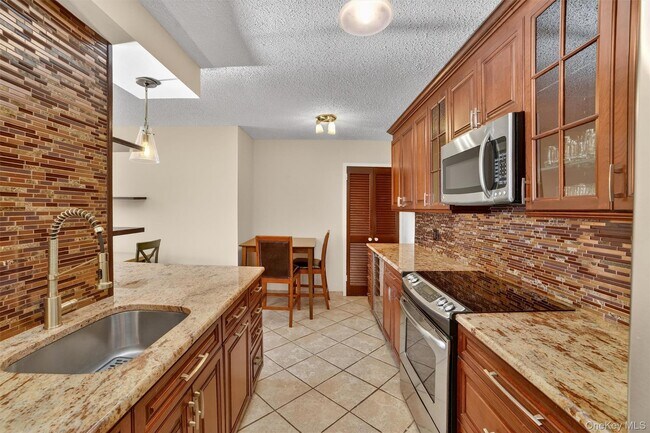 Primary Photo - 25 Rockledge Ave