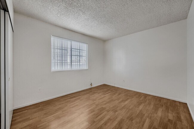 Building Photo - Comfortable First-Floor Condo with Fireplace & Washer/Dryer!